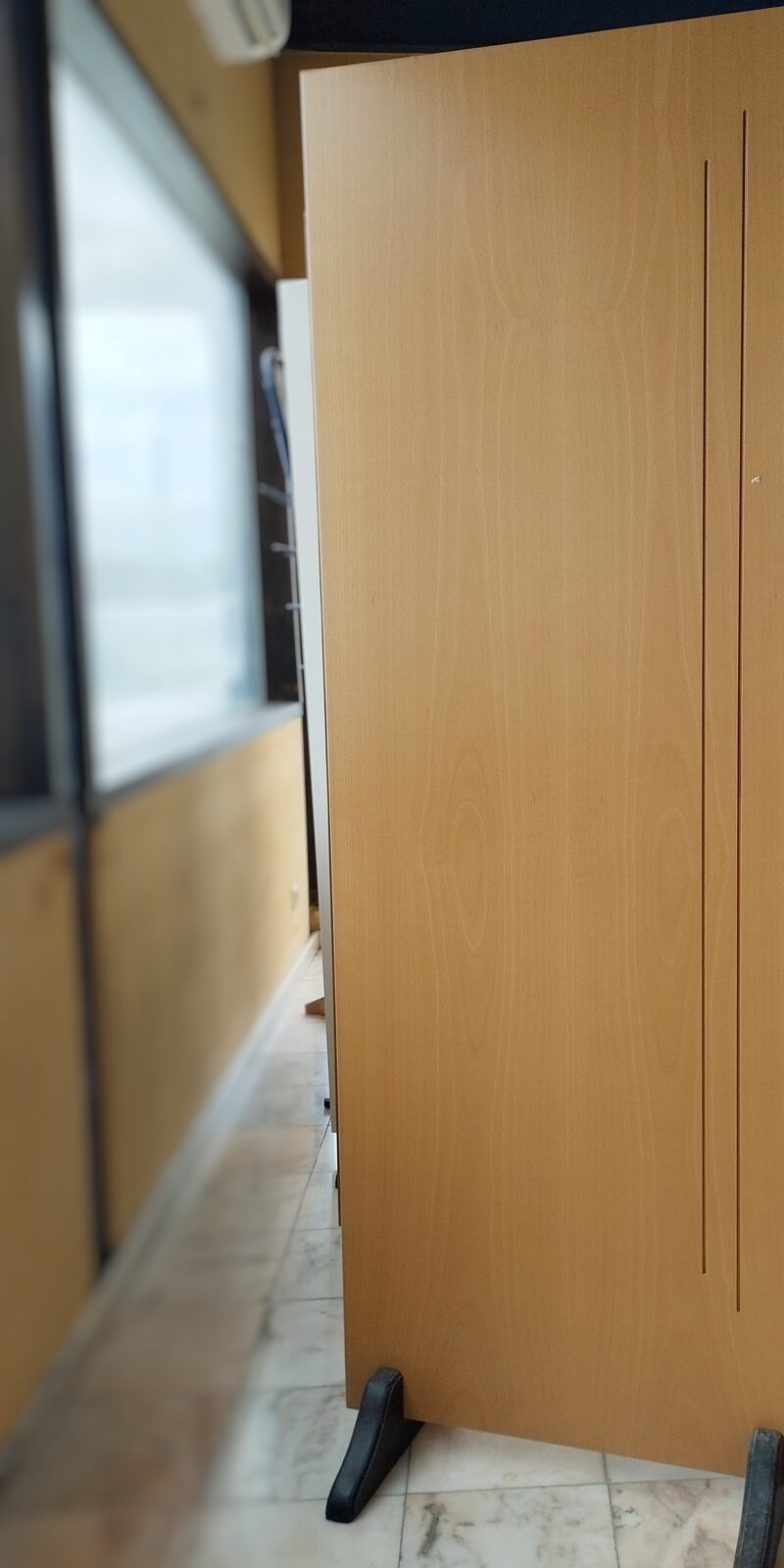 Porta em folheado de Faia com 2 frisos verticais