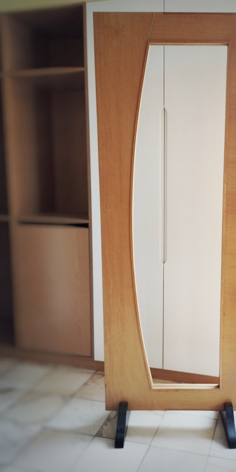 Porta em folheado de Izombé com 1 vidro