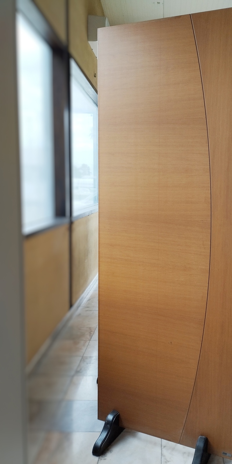 Porta em folheado de Izombé com friso em arco