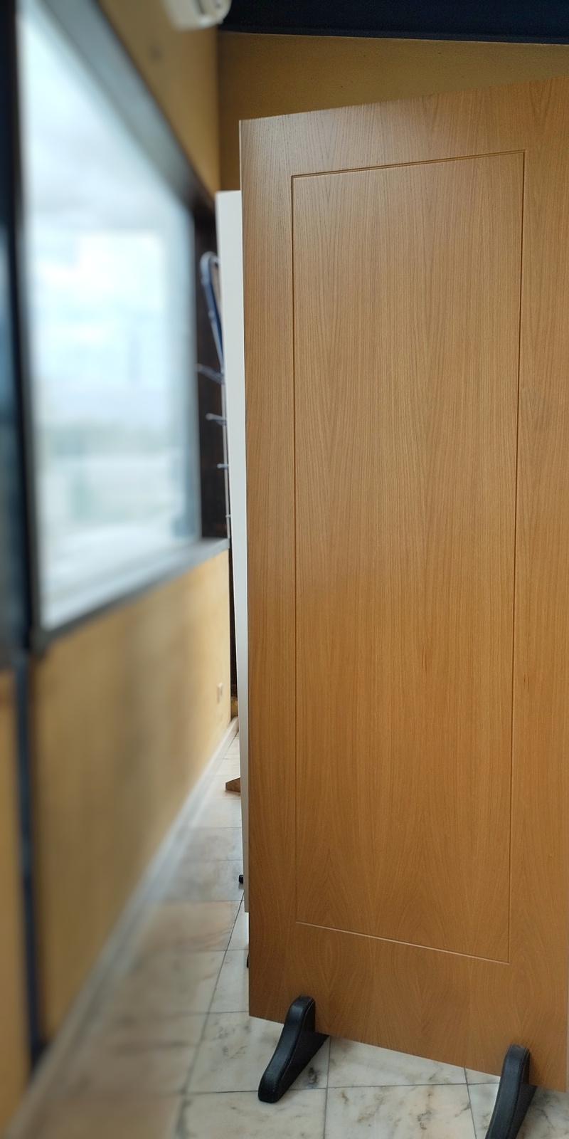 Porta em folheado Carvalho com 1 almofada em friso